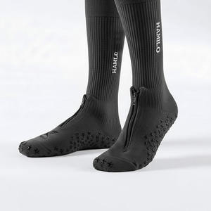 ถุงเท้ากีฬาผู้ชายแบบกันลื่นสำหรับวิ่ง ดีไซน์แฟชั่น OEM / ถุงเท้าฟุตบอลแบบสั่งทำพิเศษ ช่วยรักษาความอบอุ่น - Product Image 1