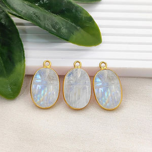 Colgante Tallado de Escarabajo con Piedra Lunar Arcoíris, Chapado en Oro Hecho a Mano, Colgante Tallado de Mariquita con Piedra Lunar, Proveedores de Joyería - Product Image 1