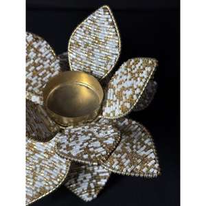 Porte-bougie en métal fait main avec perles en or blanc - Décoration d'intérieur de luxe écologique pour Noël, la Saint-Valentin, Pâques, design floral - Product Image 3