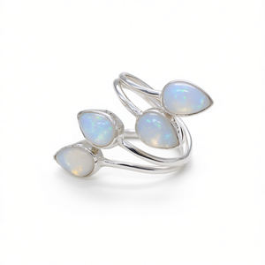 Bague en pierre de lune 5,3 grammes, élégante et stylée, catégorie de produits : montres - Product Image 2