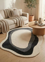 Tapis moderne en laine tufté à la main, à poils moyens et motif géométrique, avec envers antidérapant, idéal pour les maisons de luxe, les hôtels et les espaces de bureau.