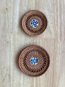 Posavasos minimalista de ratán, tapete de mesa, se puede usar como base pequeña para centros de mesa, velas o plantas pequeñas, hecho a mano en India. - Product Image 6