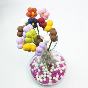 ดอกเดซี่ทำมือจากลูกบอลผ้าสักหลาดขนาดเล็ก จำนวนมาก – ช่อดอกไม้ปอมปอมสำหรับตกแต่งแจกัน DIY งานฝีมือจากผ้าสักหลาดขนสัตว์ที่เป็นมิตรกับสิ่งแวดล้อม - Product Image 1