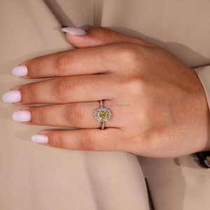 แหวนหมั้นผู้หญิงที่ได้รับการรับรองจาก IGI เพชรสังเคราะห์ทรงรีสีเหลืองแฟนซี ความใส VVS ตัวเรือนแบบ Halo ชุบโรเดียม - Product Image 2