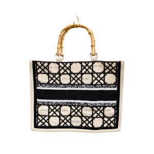 Bolso de mano de lona con patrón cruzado en zigzag con cuentas personalizado Impresionante bolso de compras negro para uso diario y fiestas con nombre personalizado - Product Image 1
