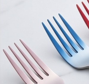 Ensemble de 6 fourchettes modernes en métal, couverts colorés en acier inoxydable, compatibles lave-vaisselle, pour les fêtes et la table. - Product Image 3