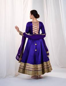 Ensemble Anarkali de créateur avec pantalon et dupatta en soie lourde brodée de sequins, résistant au rétrécissement, pour l'exportation en gros - Product Image 1