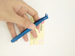 Pince à cils en acier inoxydable à finition durable, bleu plasma, logo personnalisé, courbure en C, pour extensions de cils. - Product Image 6