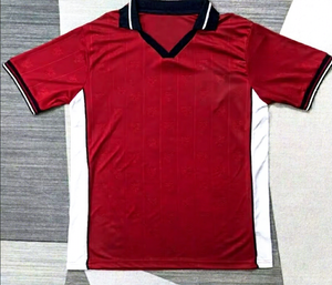 เสื้อฟุตบอลคอวีสีแดงสำหรับผู้ชาย แขนสั้น ผ้าโพลีเอสเตอร์ซับเหงื่อ ระบายอากาศได้ดี ทรงปกติ เหมาะสำหรับฤดูร้อน สามารถปรับแต่งได้ทุกแบบ - Product Image 1