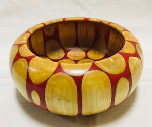 Cuenco artesanal de resina epoxi y madera de acacia con superficie de madera natural y resina pulida para una decoración de primera calidad - Product Image 4