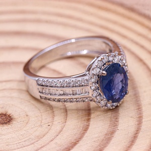 Bague de fiançailles en or blanc 18 carats avec halo de saphir bleu ovale naturel |   Bijoux fins avec accents de diamants, cadeau pour femmes - Product Image 5
