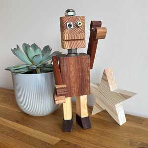 Statue de robot artisanale en bois, figurine décorative en bois naturel pour l'étagère du salon et les cadeaux - Product Image 5