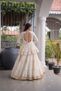 Vestido indio/pakistaní tipo lehenga con peplum, adornado con algodón Cora y un atractivo trabajo de gota-patti y encaje. - Product Image 5
