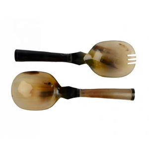 Ensemble de serveurs à salade en corne naturelle polie, faits à la main, avec élégantes cuillères en corne pour accessoires de table de souvenir - Product Image 5