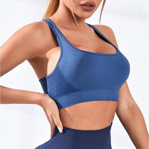Sujetador deportivo sin costuras azul claro para mujer, con tirantes cruzados, soporte medio, para gimnasio y fitness, color liso, diseño hueco - Product Image 1