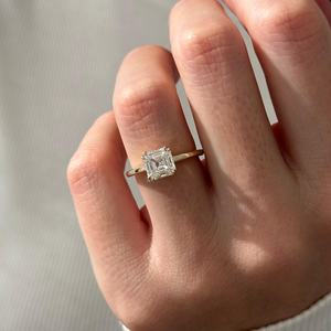 Bague solitaire en diamant de laboratoire taille Asscher de 2 carats, bague de fiançailles en or 14 carats avec double griffe haute et sertissage cathédrale, certifiée IGI - Product Image 1