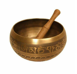 Cuenco tibetano artesanal de bronce grabado con mantras sagrados y cojín acolchado, disponible a precios de mayorista. - Product Image 3