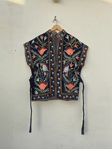 Gilet pour femme en velours noir brodé Suzani, motif floral, fait main, ethnique, sans manches, style bohème vintage, ceinturé, idéal pour les festivals - Exportations Nitin - Product Image 1