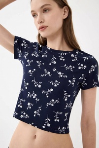 Camiseta Corta Moderna e Informal para Mujer, Corte Cuadrado, Material Suave y Estilo Urbano - Product Image 2