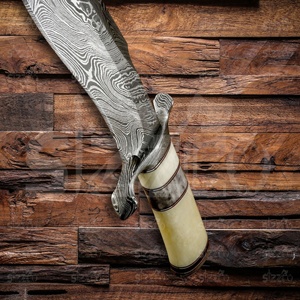 Cuchillo Bowie de Caza OEM Personalizado Hecho a Mano de Acero de Damasco SIZZCO, 12 Pulgadas de Longitud Total, Mango de Hueso de Camello, Hoja Fija de Supervivencia - Product Image 3