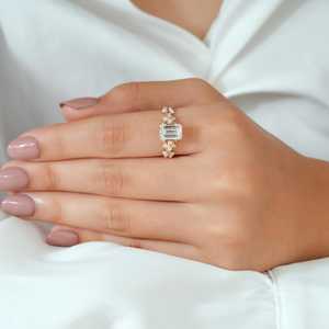 Bague romantique en or massif 14 carats avec diamant taille émeraude 1,00 carat et bande feuille de branche, diamant de laboratoire, cadeau de mariage ou de fête - Product Image 5