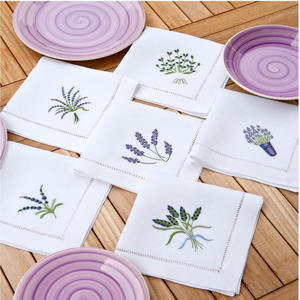 Dessous de tasse brodés à la main avec des motifs délicats et colorés pour les salons et les restaurants de luxe - Product Image 1