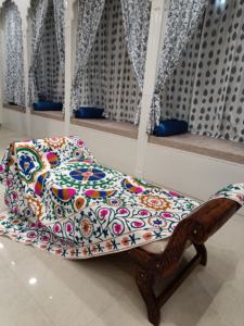 Cubrecama de Algodón 100%, Color Brillante, Bordado Aari, Estilo Kantha, Diseño Floral, Hecho a Mano - Product Image 3