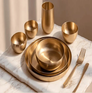 Ensemble de thali classique en bronze Kansa avec assiette ronde, trois bols assortis, verre et une petite cuillère, disponible au prix de gros - Product Image 3