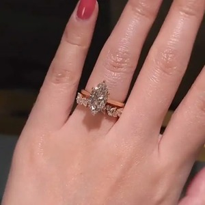 Anillo de compromiso de moda de plata de ley 925 chapado en oro con moissanita solitaria de 4.0 quilates y banda de boda única con corte de media pera. - Product Image 4