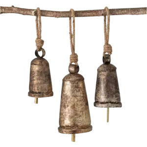 Clochettes de Noël rustiques en gros, clochettes de vache vintage en métal suspendues sur une corde de jute pour la décoration de la ferme, de l'arbre de Noël, des portes et de la maison - Product Image 5