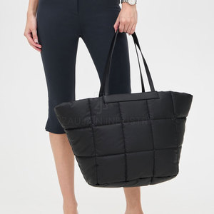 Sac matelassé à bas prix, sac à bandoulière léger en matière douce, grande capacité de rangement, style fourre-tout pour les voyages et le quotidien - Product Image 2