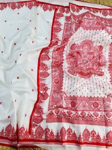 Sari indien en soie blanche à motifs floraux avec bordure rouge, tenue de mariage traditionnelle indienne pour femmes, longueur au sol, coupe classique, toutes saisons - Product Image 3