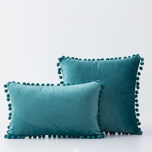 Coussin décoratif rond en fausse fourrure douce, confortable et moelleux pour canapé, chambre et salon - Product Image 2