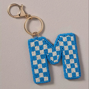 Porte-clés à initiales M à carreaux bleus et blancs, broderie perlée personnalisée par ABDUL REHMAN ENTERPRISES - Product Image 1