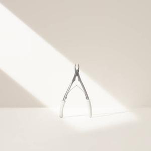 LUCANUS Original de lujo de hoja recta pinza para cutículas mango de silicona portátil herramienta de cuidado de uñas con diseño de alta tecnología para uso en salón - Product Image 5