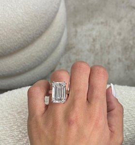 Bague de fiançailles en diamant de laboratoire taille émeraude 12 carats pour femme |   Bague de mariage solitaire avec halo caché certifiée IGI |   Or 18 carats - Product Image 3