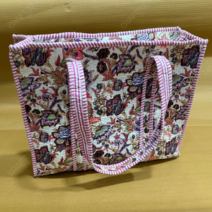 Sac fourre-tout matelassé floral fait main avec garniture rose, en tissu imprimé, sac à bandoulière léger pour le quotidien, sac de shopping de créateur - Product Image 1