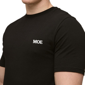 Camiseta de algodón negra sólida para hombre, de punto sencillo, con logo minimalista en el pecho, corte regular, estilo urbano, para suministro de marca privada. - Product Image 3