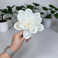 VADEE Kerajinan Tangan Bunga Gardenia Putih Berkelanjutan dari Kayu Sola 8.5 CM Batang Serat Sesbania Model Thailand VDXXX-074
