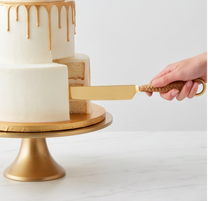Ensemble élégant de service à gâteau en acier inoxydable finition or mat avec poignée en rotin naturel tressé à la main, parfait pour les célébrations - Product Image 5