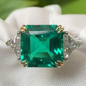 Anillo de compromiso de oro blanco de doble engaste con moissanita verde talla Asscher y piedras laterales de corte triangular, anillo de oro macizo de 10K - Product Image 1