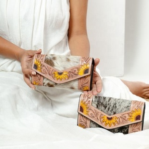 Cartera tallada a mano de nuevo diseñador, cartera de mano con estilo de cuero genuino para el cabello en la cartera de piel de vaca, carteras de pulsera de cuero occidental - Product Image 1