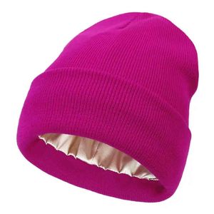 Vente en gros de bonnets en tricot doublés de satin acrylique personnalisés avec logo, chauds pour l'hiver, doublés de satin de soie, pour hommes et femmes - Product Image 4