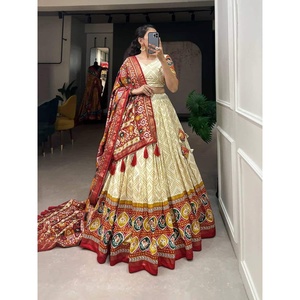 DISEÑADOR HEAVY SILK PATOLA IMPRESO DIGITAL LEHENGA CHOLI CON DUPATTA DE BLANCO - Product Image 1
