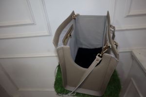 Bolsa de Transporte para Perros a la Moda – Bolso de Viaje para Perros de Cuero Resistente con Asas Cómodas - Product Image 4