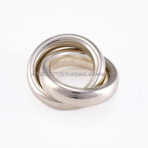 Élégant rond de serviette en métal poli argenté, idéal à associer à de la vaisselle en porcelaine fine - Product Image 4