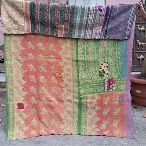 Al por mayor, colcha Kantha de patchwork hecha a mano, tela de sari verde melocotón, bohemia, reversible, de algodón y lino, decoración del hogar, India - Product Image 3