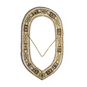 Collar Masónico con Emblemas Metálicos Dorados, Patrón Geométrico en Terciopelo Blanco, Insignia Formal para Ceremonias - Product Image 1