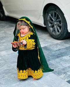 Vestido Regional Verde Terciopelo para Niñas, Manga Larga, Encaje Hecho a Mano, Bordado, Traje Tradicional para Festivales y Fiestas - Product Image 5