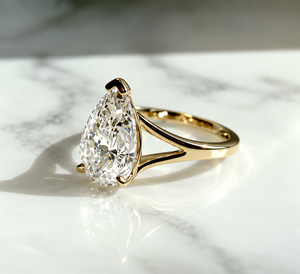 Anillo de Compromiso y Boda Clásico con Diamante Corte Pera para Mujer en Oro Amarillo de 14K - Product Image 3